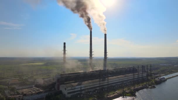 Vedere aeriană a centralei electrice pe cărbune conducte înalte cu atmosferă poluantă de fum negru. Producția de energie electrică cu concept de combustibil fosil . — Videoclip de stoc