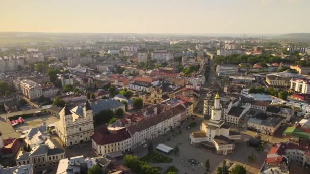 Vista aérea del centro histórico de la ciudad de Ivano-Frankivsk con antigua arquitectura europea — Vídeos de Stock
