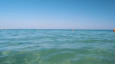 Küçük dalgalı mavi deniz suyunun yakın deniz yüzeyi.