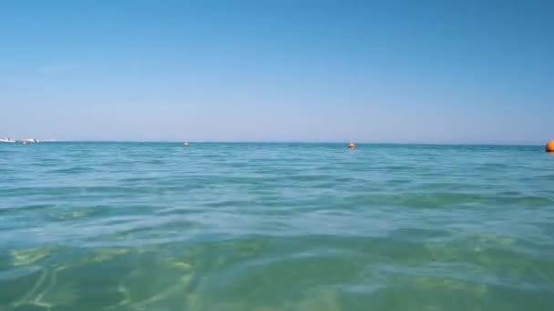 Closeup superfície da paisagem marinha de água do mar azul com pequenas ondas de ondulação. — Vídeo de Stock