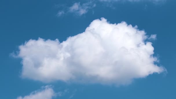 Időeltolódás felvétel gyorsan mozgó fehér gömbölyű felhőkről a kék tiszta égen. — Stock videók