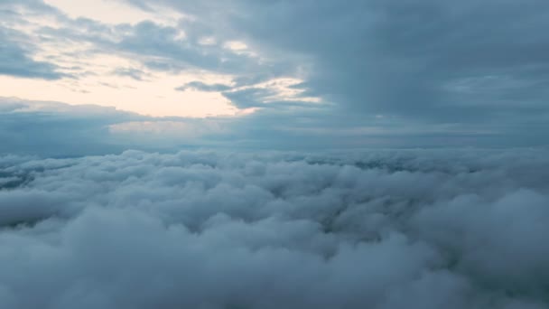 Vista aérea desde la ventana del avión a gran altitud de la tierra cubierta de nubes de cúmulos hinchados que se forman antes de la tormenta — Vídeo de stock