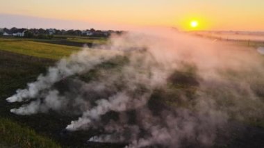 Kuru otlardan çıkan zirai atıkların ve kuru havayla yanan saman sakallarının havadan görünüşü tarım arazilerindeki kurak mevsimde küresel ısınma ve kanserojen gazlara neden oluyor..