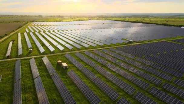 Vista aérea de una gran central eléctrica sostenible con filas de paneles fotovoltaicos solares para producir energía eléctrica limpia por la mañana. Electricidad renovable con concepto de cero emisiones. — Vídeos de Stock