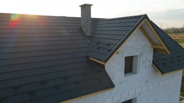 Vue aérienne de la maison inachevée avec murs en béton léger aéré et cadre de toit en bois recouvert de tuiles métalliques en construction — Video