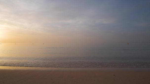 해 뜰 때 모래사장에서 거센 파도가 일고 있는 평온 한 해변 — 비디오
