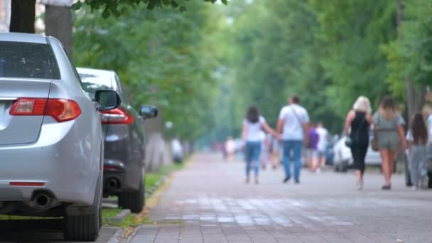 Närbild av en bil parkerad olagligt mot trafikregler på gågatan — Stockvideo