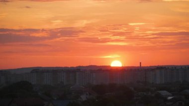 Yumuşak pastel renkli bulutlu, suluboya günbatımı gökyüzü ile uzak, karanlık şehir manzaralı, renkli akşam manzarası. Soyut doğa arkaplanı