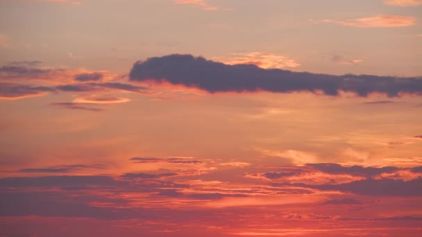 Színes esti táj lágy pasztell színű felhőkkel az akvarellszínű naplemente égbolton. Absztrakt természet háttér — Stock videók