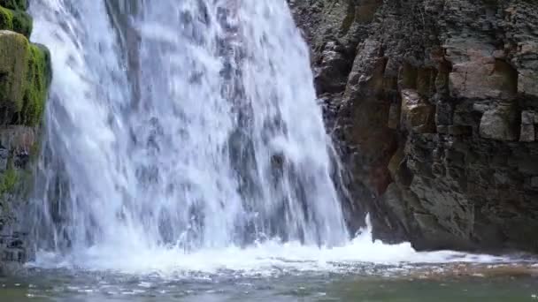 Cachoeira no rio da montanha com água espumosa branca caindo da formação rochosa na floresta de verão — Vídeo de Stock