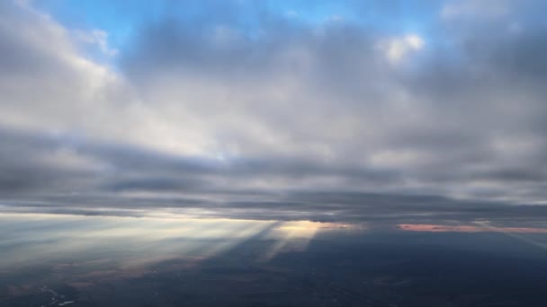 Luftaufnahme aus dem Flugzeugfenster in großer Höhe der Erde, bedeckt mit einer weißen dünnen Nebelschicht und fernen Wolken — Stockvideo