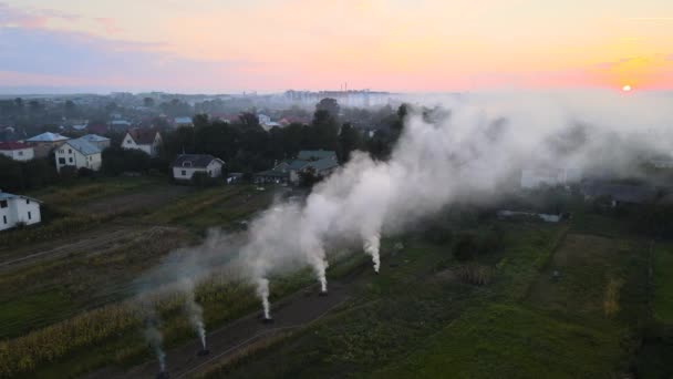 Vista aérea de las hogueras de residuos agrícolas de pasto seco y rastrojo de paja ardiendo con humo espeso que contamina el aire durante la estación seca en las tierras de cultivo causando calentamiento global y humos carcinógenos. — Vídeo de stock