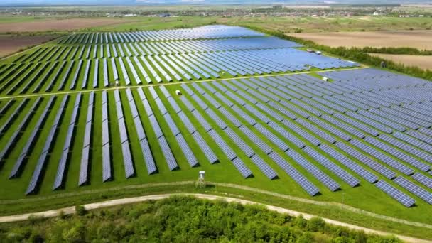 Letecký pohled na velkou udržitelnou elektrárnu s mnoha řadami solárních fotovoltaických panelů pro výrobu čisté ekologické elektrické energie. Obnovitelná elektřina s koncepcí nulových emisí — Stock video