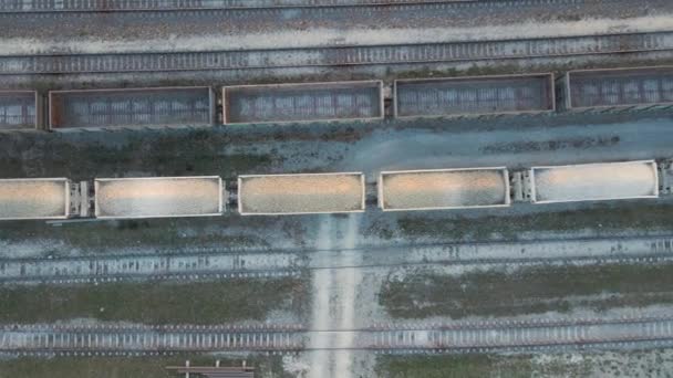 Vue aérienne du train de marchandises chargé de matériaux de grès concassé à l'usine de la mine. Transport ferroviaire de minerai minier à ciel ouvert — Video