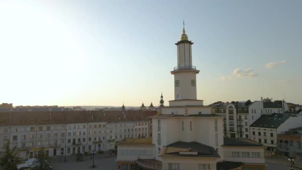Повітряний вид історичного центру Івано-Франківського міста з старої європійської архітектури. — стокове відео