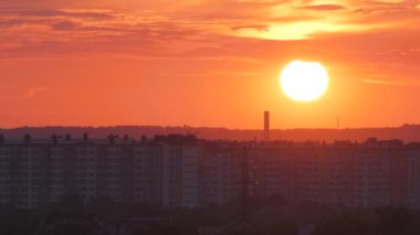Yumuşak pastel renkli bulutlarla dolu renkli akşam manzarası suluboya günbatımı gökyüzü ile uzak şehir manzarası. Soyut doğa arkaplanı