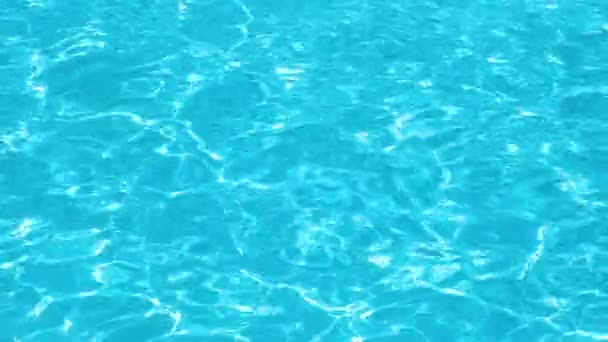 Nahaufnahme Oberfläche von blauem klarem Wasser mit kleinen Wellen im Schwimmbad — Stockvideo