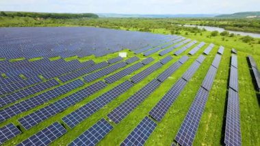 Temiz ekolojik elektrik enerjisi üretmek için birçok sıra güneş fotovoltaik paneli bulunan sürdürülebilir büyük elektrik santralinin havadan görünüşü. Sıfır emisyon kavramı ile yenilenebilir elektrik