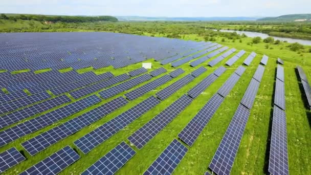 Vista aerea di grande centrale elettrica sostenibile con molte file di pannelli fotovoltaici solari per la produzione di energia elettrica ecologica pulita. Elettricità rinnovabile a emissioni zero — Video Stock
