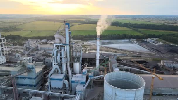 Vista aérea de la fábrica de cemento con alta estructura de planta de hormigón y grúa torre en el área de producción industrial. Fabricación y concepto de industria global — Vídeos de Stock