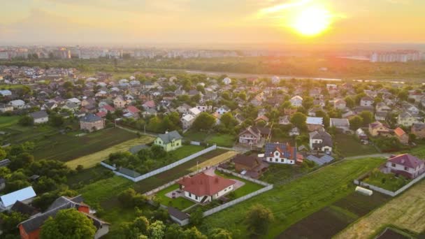 Vista aérea de casas residenciales en zona rural suburbana al atardecer — Vídeos de Stock