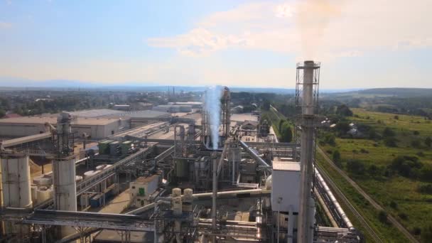 Luchtfoto van de petrochemische fabriek voor aardolie- en aardgasraffinage met de structuur van een grote raffinaderij — Stockvideo