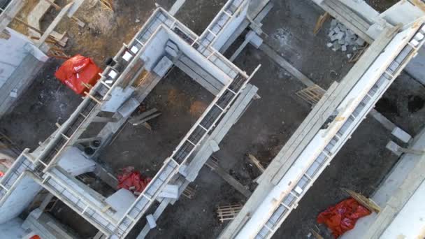 Vista aérea del marco inacabado de la fundación de la casa privada en construcción — Vídeos de Stock