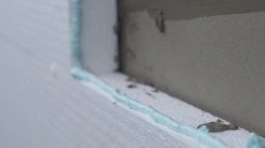 Termal koruma için ev cephesi duvarına köpük yalıtım çarşafları kurulumu