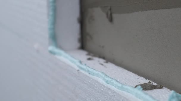 Installatie van isolatieplaten van piepschuim op de gevelwand van het huis voor thermische beveiliging — Stockvideo