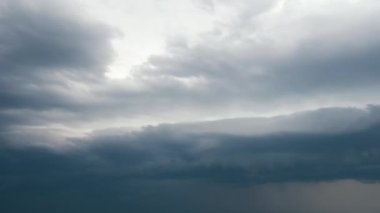 Fırtınalı gökyüzünde hızlı hareket eden kara bulutların hızlandırılmış görüntüleri