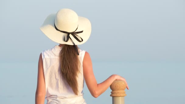 Joven turista con ropa casual disfrutando de un cálido día soleado en la orilla del mar. Vacaciones de verano y concepto de viaje — Vídeos de Stock