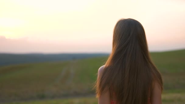 Genç bayan gezgin yaz gezisi sırasında yeşil çayırda arabasının yanında tek başına duruyor. Araç konseptiyle seyahat — Stok video