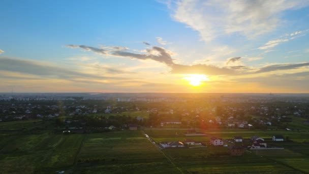Luftaufnahme von Wohnhäusern im ländlichen Vorort bei Sonnenuntergang — Stockvideo