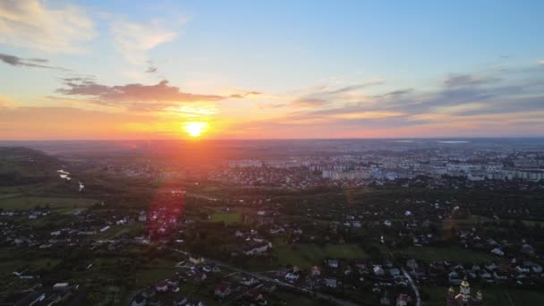 Flygfoto över bostadshus i en förort på landsbygden vid solnedgången — Stockvideo