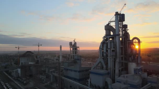 Yüksek beton fabrikası ve endüstriyel üretim alanında kule vinci olan çimento fabrikasının havadan görüntüsü. Üretim ve küresel sanayi kavramı — Stok video