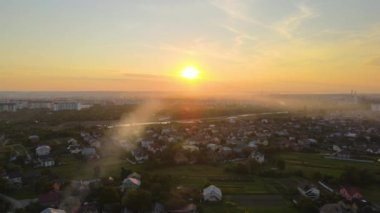 Kuru otlardan çıkan zirai atıkların ve kuru havayla yanan saman sakallarının havadan görünüşü tarım arazilerindeki kurak mevsimde küresel ısınma ve kanserojen gazlara neden oluyor..