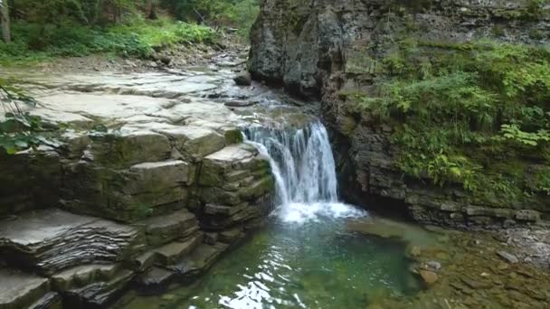 Verbazingwekkend landschap van prachtige waterval op de berg rivier met wit schuimig water vallen van rotsachtige klif in de zomer regenwoud — Stockvideo