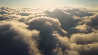 Yükseklerdeki uçak penceresinden hava manzarası. Akşamki yağmurdan önce oluşan yoğun kabarık kümülüs bulutları.
