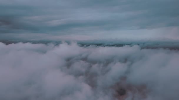 Vista aérea da janela do avião em alta altitude da terra coberta com nuvens cumulus inchadas que se formam antes da tempestade — Vídeo de Stock