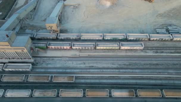 Veduta aerea del treno merci caricato con materiali di arenaria frantumati presso la fabbrica di miniera. Trasporto ferroviario di minerale minerario a cielo aperto — Video Stock