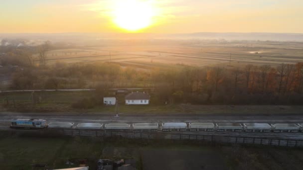 Vista aérea do trem de carga carregado com materiais de pedra esmagada na fábrica de mineração. Transporte ferroviário de minério de calcário moído — Vídeo de Stock