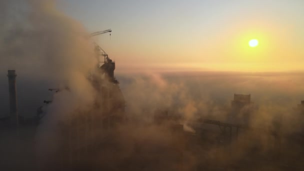 Luftaufnahme einer Zementfabrik mit hoher Betonwerkstruktur und Turmdrehkran an einem nebligen Morgen. Fertigung und globales Branchenkonzept — Stockvideo