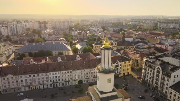 Vue aérienne du centre historique de la ville d'Ivano-Frankivsk avec une architecture européenne ancienne — Video