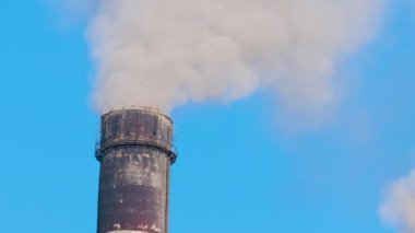 Termik santrale yakın siyah dumanlı yüksek borular atmosferi kirletiyor. Fosil yakıt kavramına sahip elektrik enerjisi üretimi