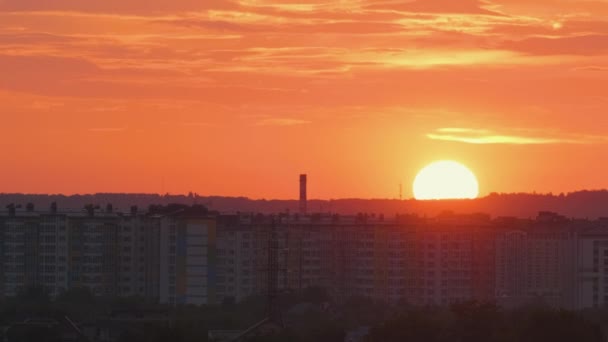 Yumuşak pastel renkli bulutlarla dolu renkli akşam manzarası suluboya günbatımı gökyüzü ile uzak şehir manzarası. Soyut doğa arkaplanı — Stok video