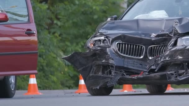 शहर की सड़क दुर्घटना स्थल पर टक्कर के बाद भारी कार दुर्घटना वाहनों में क्षतिग्रस्त। सड़क सुरक्षा और बीमा अवधारणा — स्टॉक वीडियो