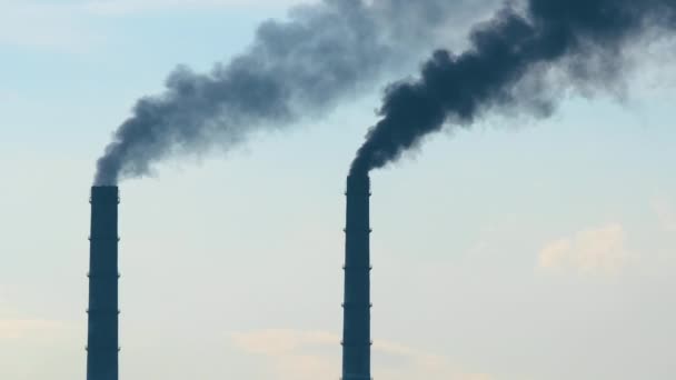 Kol kraftverk höga rör med svart rök rör sig uppåt förorenande atmosfär. Produktion av elenergi med fossila bränslen — Stockvideo