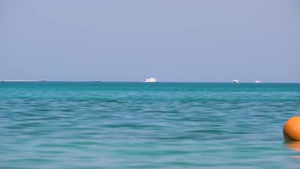 Seascape s vlnitým povrchem modré mořské vody se vzdálenými loděmi plovoucími na klidných vlnách — Stock video