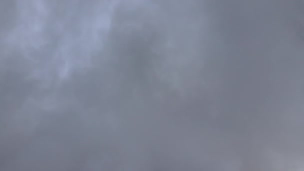 Vzdušný pohled z okna letadla ve vysoké nadmořské výšce země pokrytý nadýchanými kumulativními mraky, které se formovaly před deštěm — Stock video