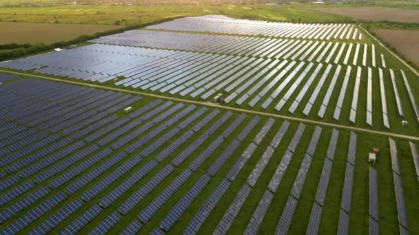 日没時にきれいな生態系の電気エネルギーを生成するための太陽光発電パネルの行を持つ大規模な持続可能な電力プラントの空中ビュー。排出ゼロをコンセプトとした再生可能エネルギー — ストック動画
